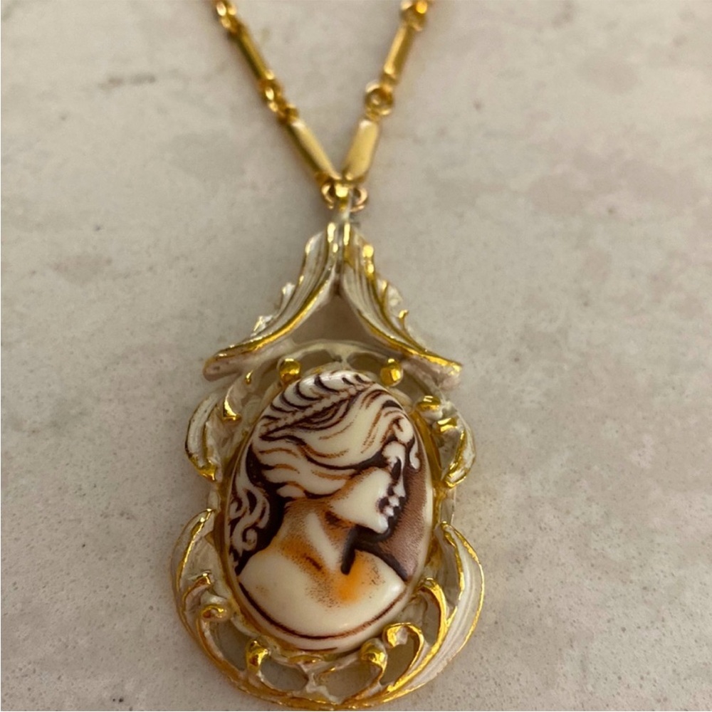 Vintage Carved Shell Cameo Necklace